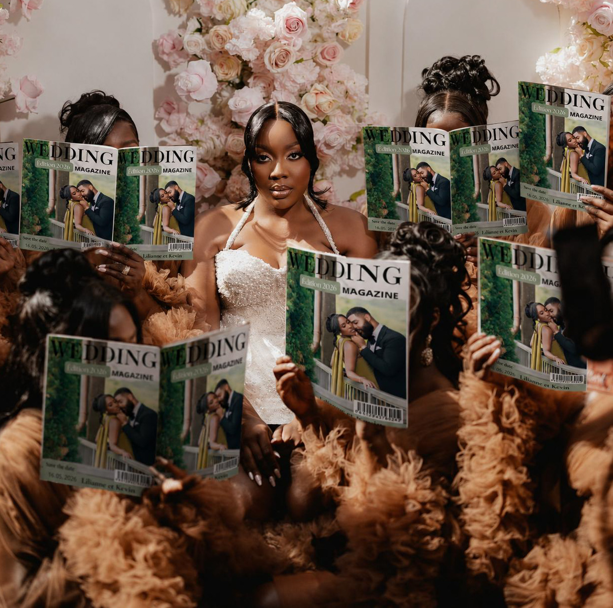 Demoiselles d'honneur tenant les Save The Date Wedding Magazine
